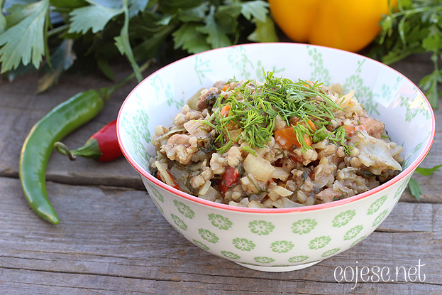 Lomo de cerdo guisado en verduras Plato dietético con repollo