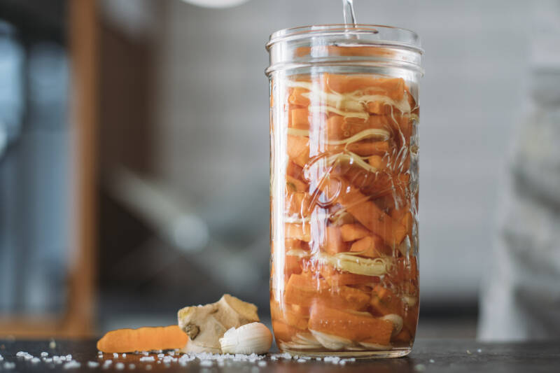 Instrucciones de fermentación: zanahorias de jengibre en un vaso.