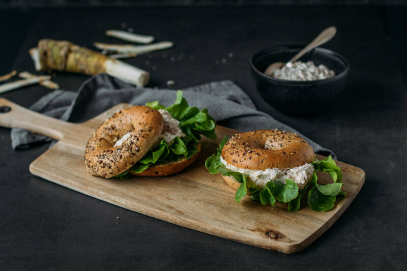 Bagel con crema de manzana y rábano picante