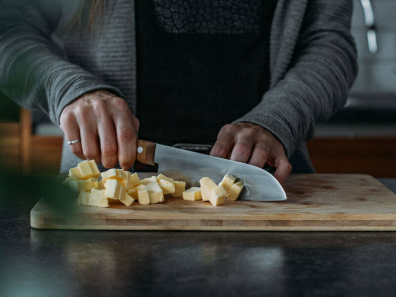 Corta la mantequilla en trozos pequeños.