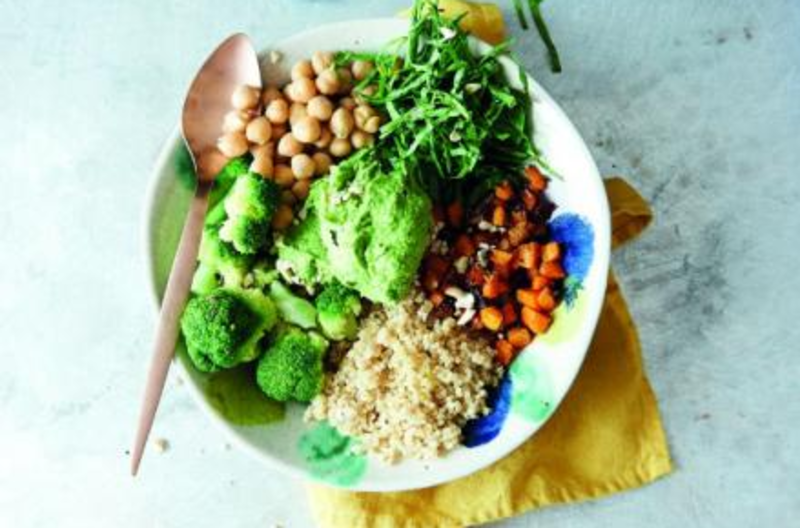 Tazón para comer limpio con hummus de espinacas
