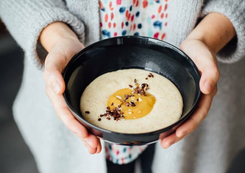Gachas de sémola de espelta con puré de frutas