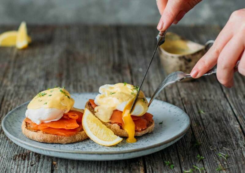 Huevos Benedict con salmón