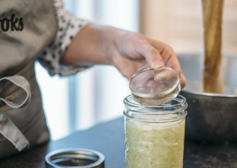 Un objeto de ponderación sobre el repollo para chucrut casero