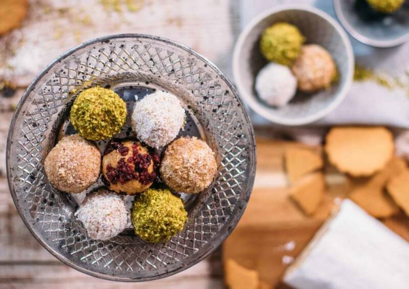 Bolas energéticas hechas con galletas navideñas