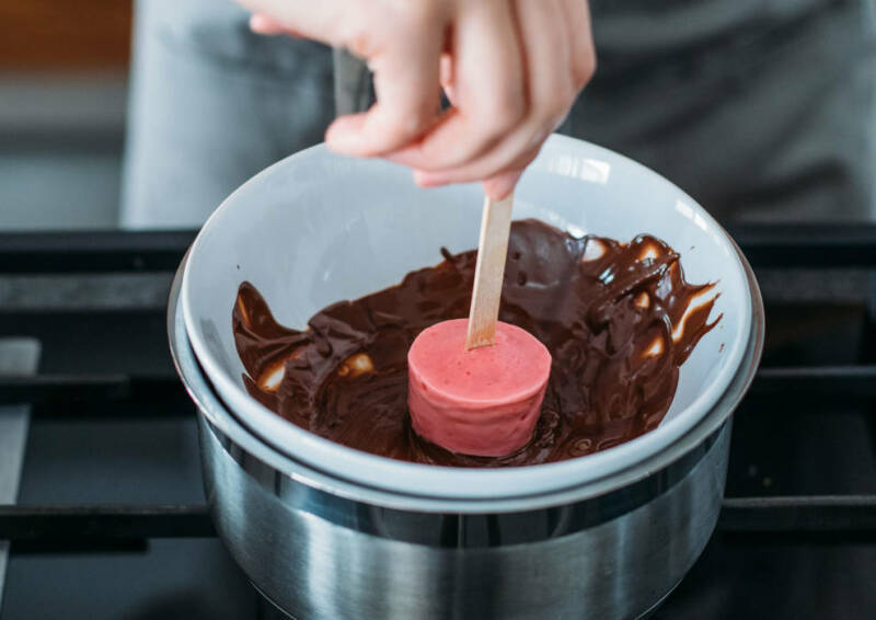 Paletas de chocolate con fresa