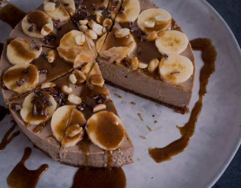 Pastel de mantequilla de maní con plátanos