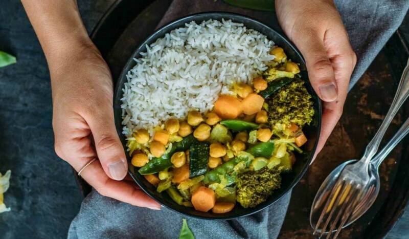 Programa semanal flexible con fletán sobre puré de guisantes y curry de garbanzos