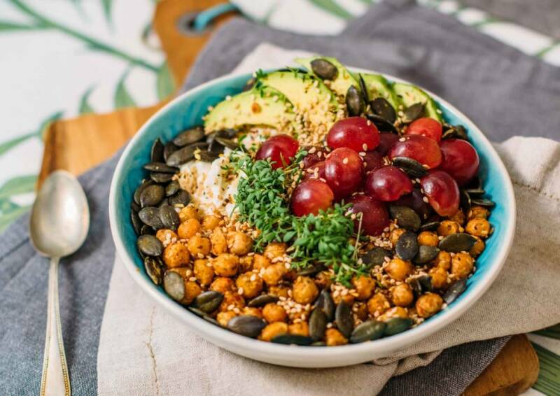 Tazón de desayuno rico en proteínas