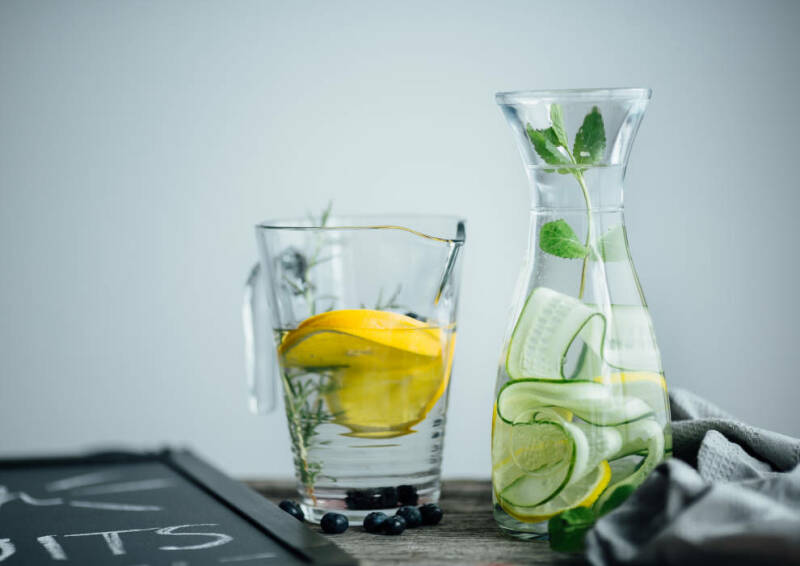 Agua infundida con limón y pepino