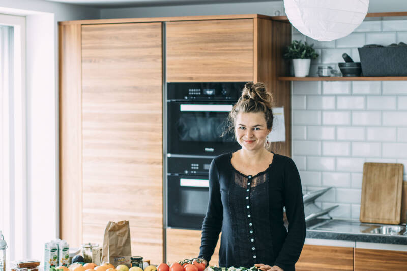 Entrevista cocinando para grupos: Lena-Marie mirando a la cámara