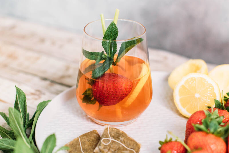 Té helado de manzanilla con fresas