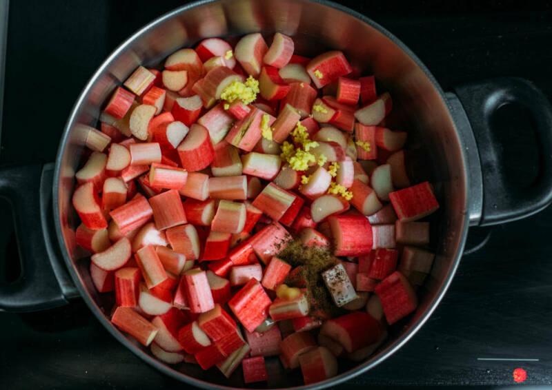 ¿Puedo comer ruibarbo crudo?