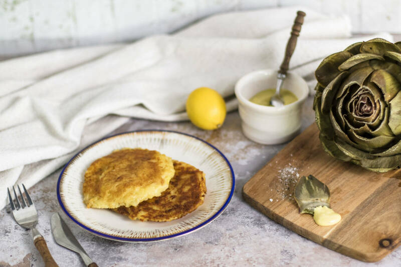Taler de patatas y chucrut con salsa de alcachofas y mostaza