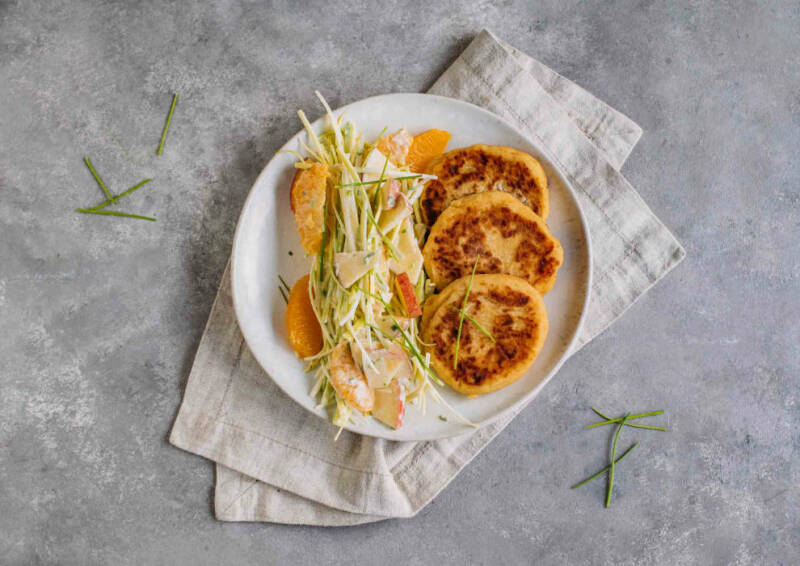 Tortitas de puré de patatas con ensalada de puerros afrutados