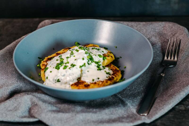 Rosti de papa con salsa de cebollino