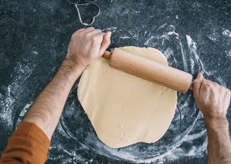 Estirar la masa para galletas