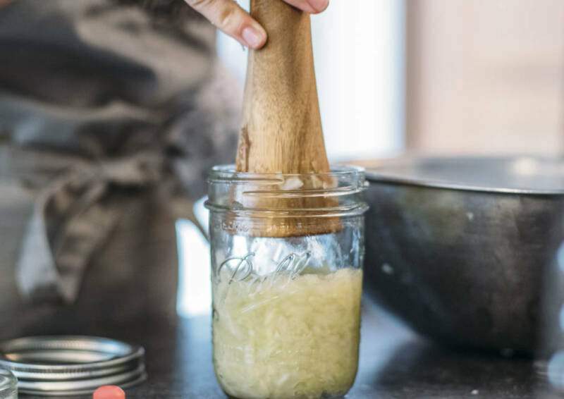 Llenar el vaso con repollo para chucrut casero