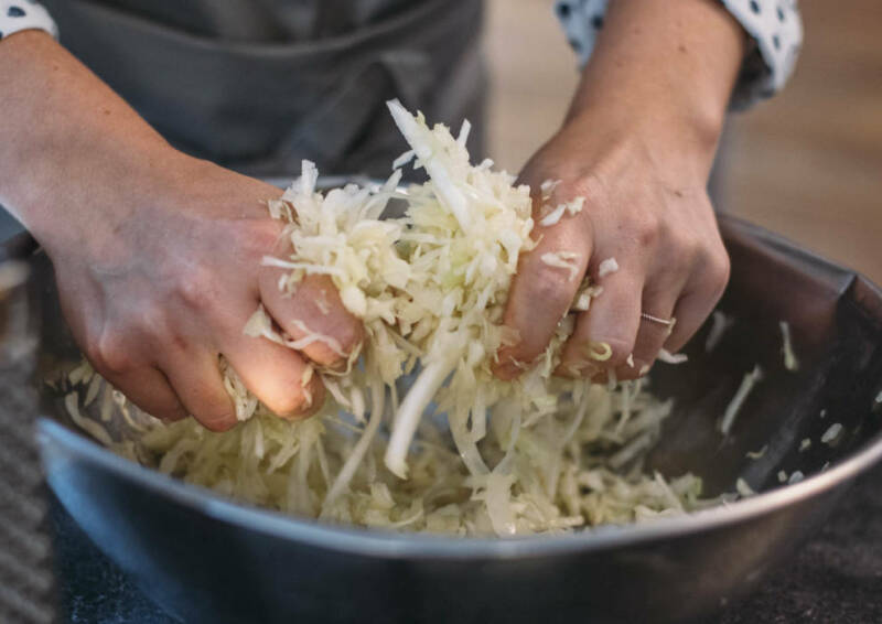 Amasar repollo para chucrut casero