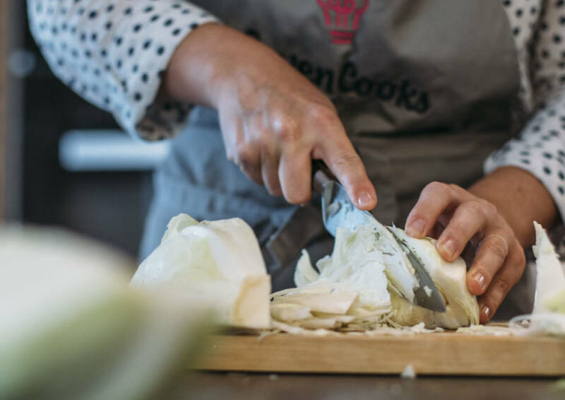 Cortar el repollo para chucrut casero