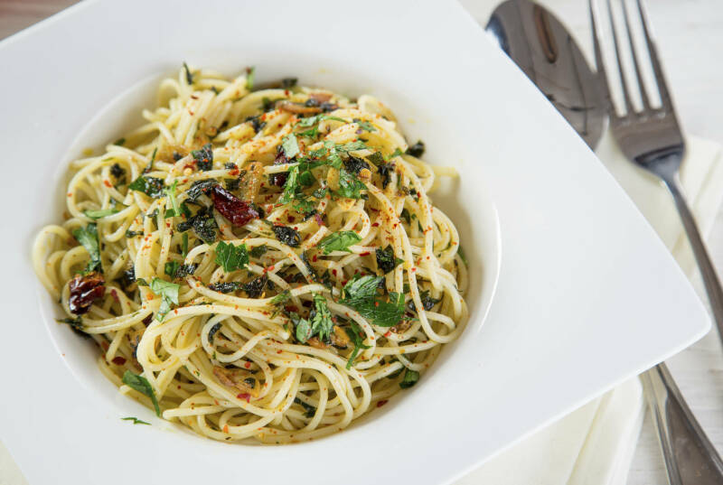 Linguini con ajo al horno