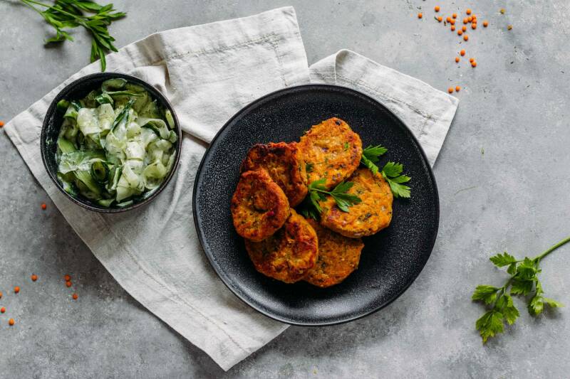 Albóndigas de lentejas con ensalada de pepino