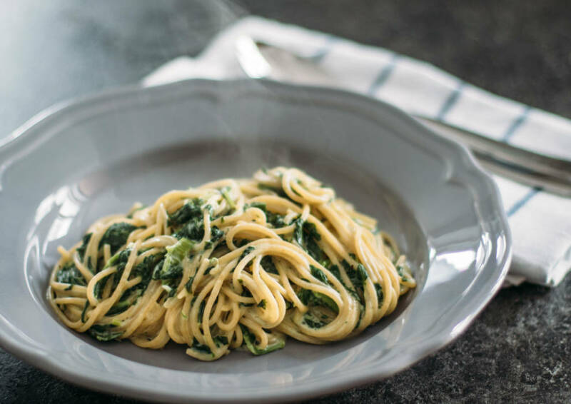 Pasta en una olla con espinacas