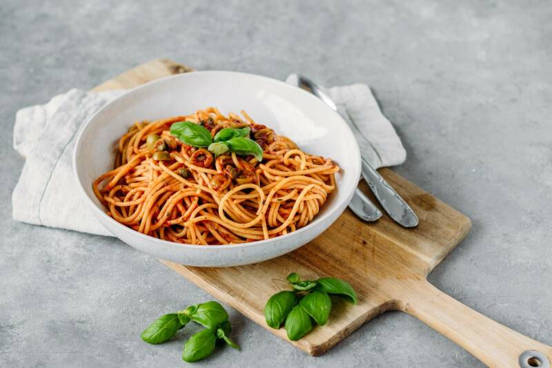 Pasta con aceitunas y alcaparras