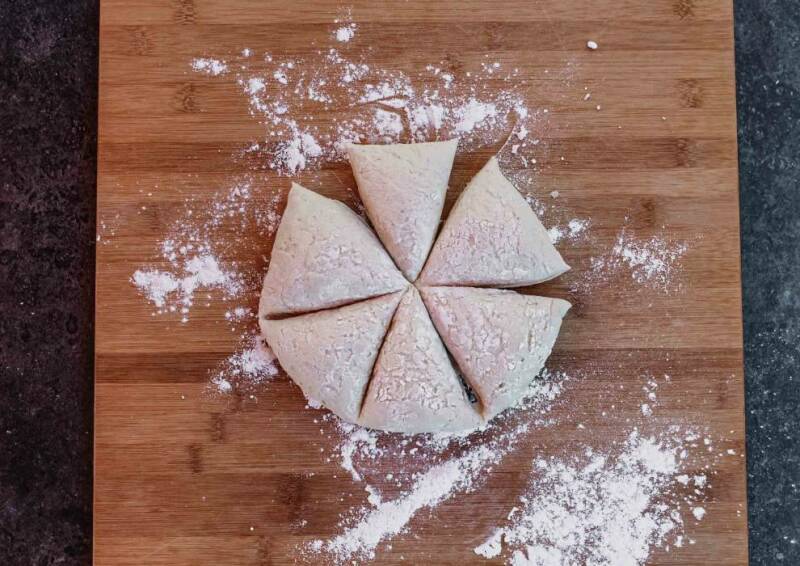 Pan de barra de masa en porciones