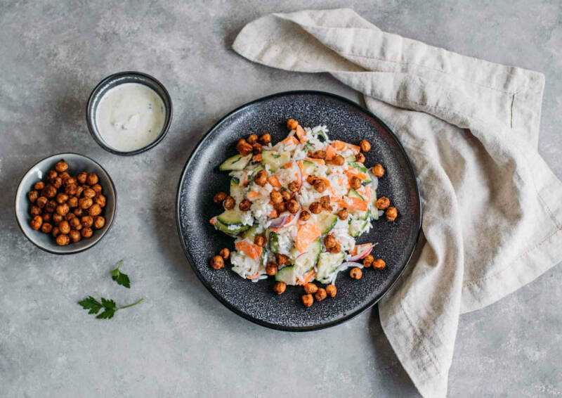 Ensalada de arroz con aderezo de yogur y garbanzos asados