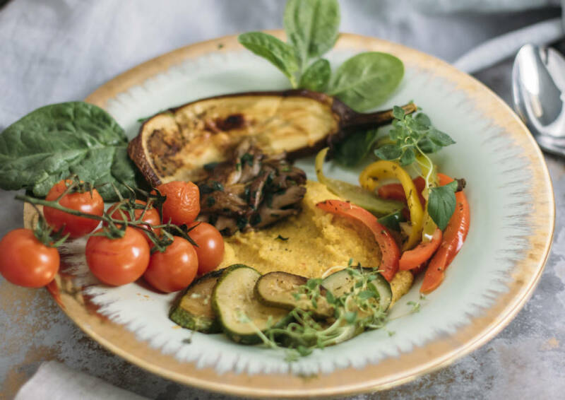 Polenta de salvia con verduras fritas