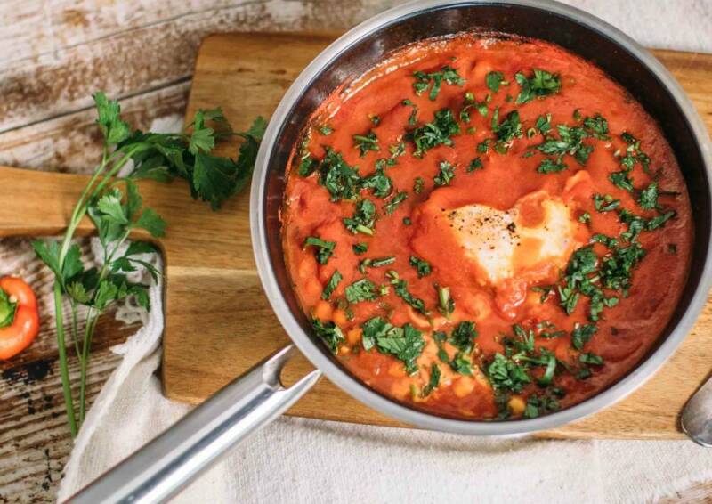 Shakshuka con huevo escalfado