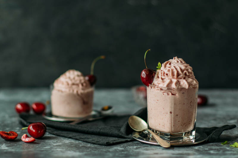Helado suave con cerezas