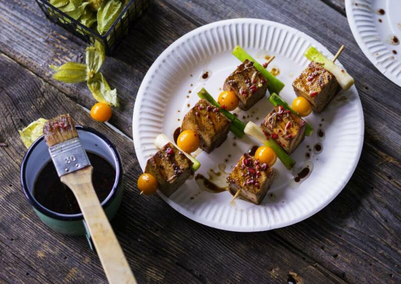 Brochetas de tofu con physalis