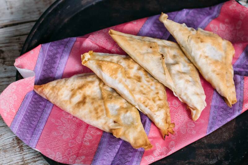 Samosas veganas de arroz con coliflor