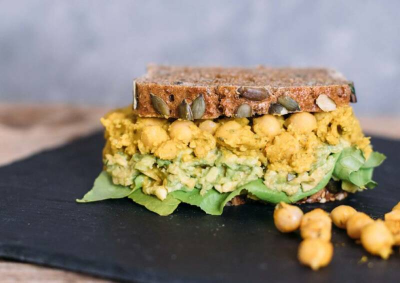 Sándwiches veganos de crema de garbanzos