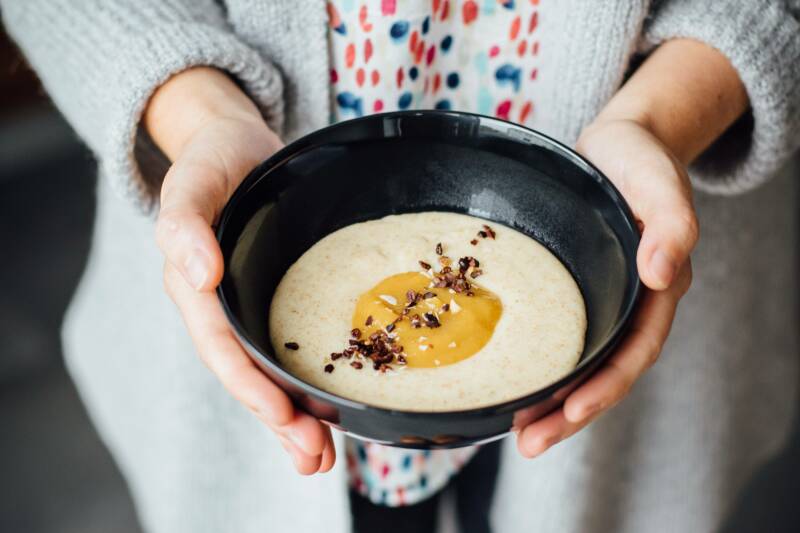 Gachas de sémola de espelta vegana con puré de frutas