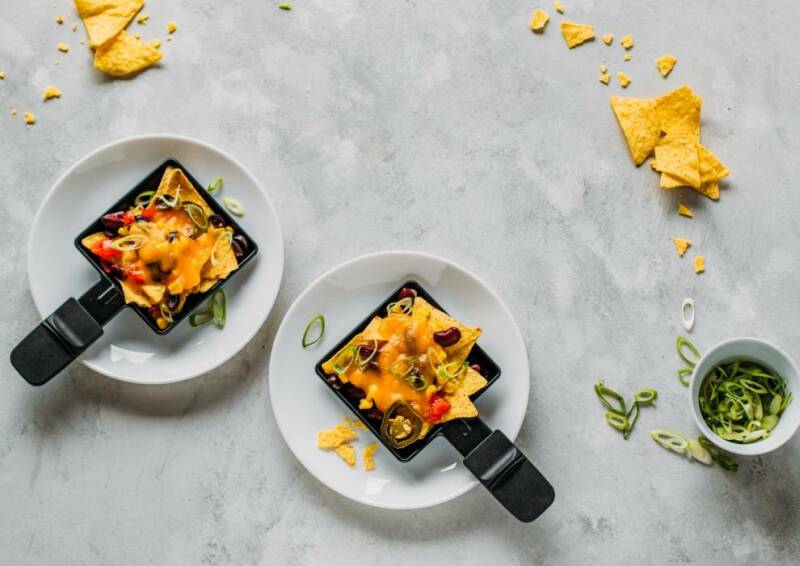 Sartenes de raclette veganas con nachos