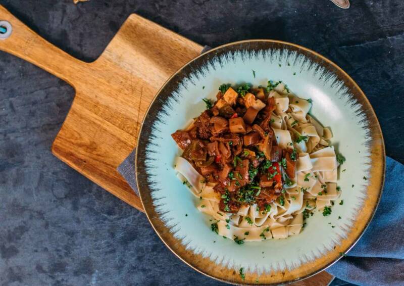 receta vegana gulash de yaca con fideos de cinta 3-1034982-700-990-0