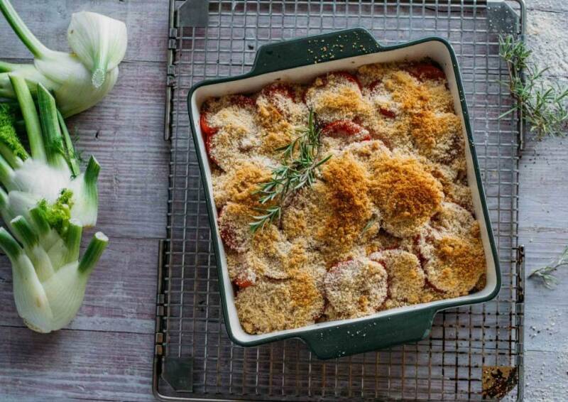 Receta vegana: gratinado de tomate hinojo con mozzarella vegana