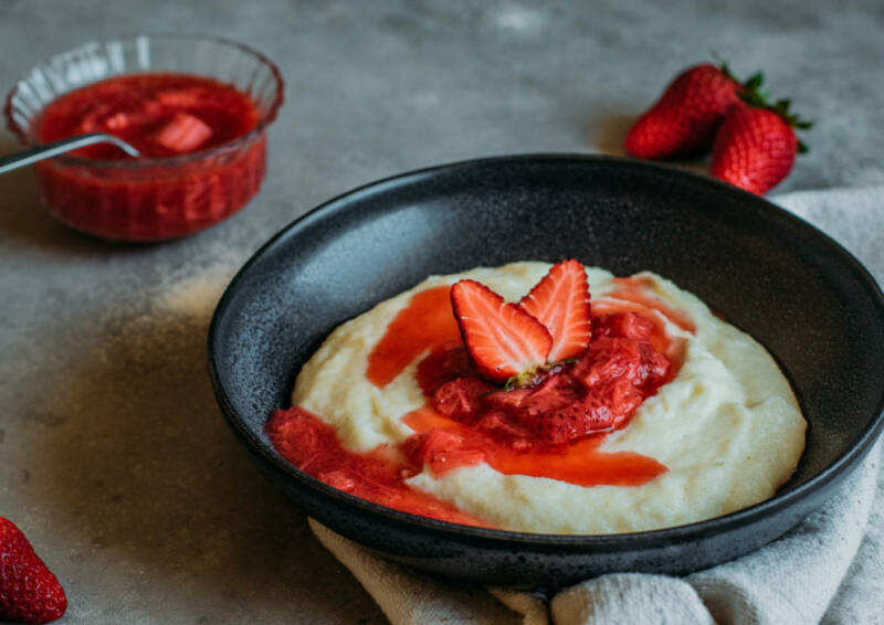 receta vegetariana de sémola con compota de ruibarbo