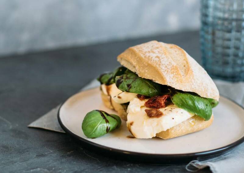 receta vegetariana sándwich caprese italiano con mozzarella
