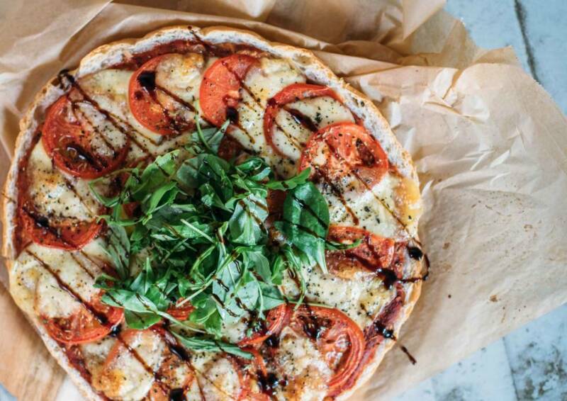 receta vegetariana pizza de pan plano rápido calabrese 1-1033416-700-990-0