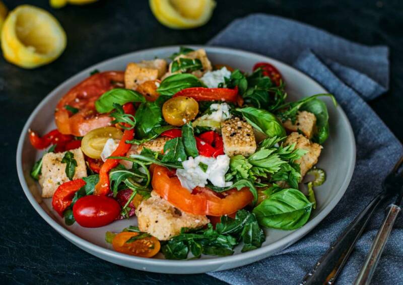 receta vegetariana ensalada de pan de tomate con mozzarella pimentón a la plancha