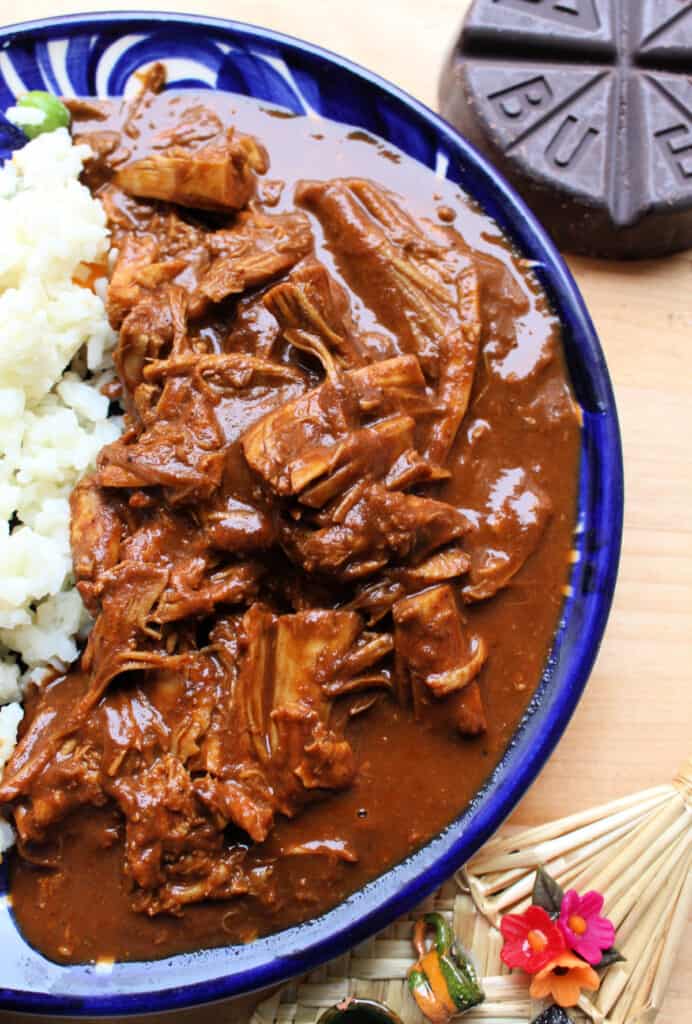 Mole Turquía servido en un plato azul.