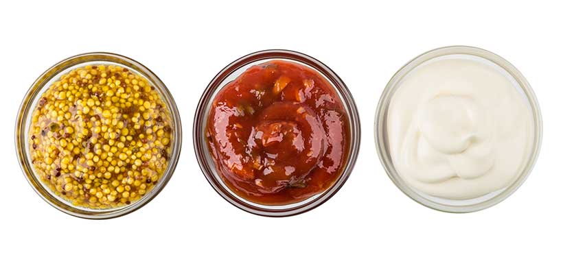 Convexo En Platos Pequeños De Vidrio - Mostaza, Salsa Y Ajo.