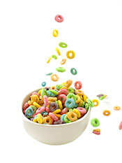 Verter Cereal Desayuno Fruit Loops Verter en un bol.