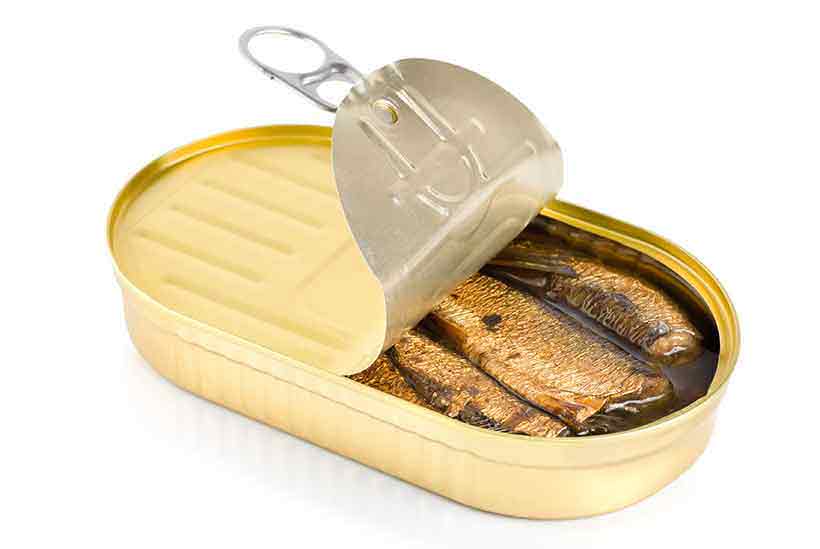 Las sardinas son una de las opciones de bocadillos con mayor densidad nutritiva. Sardinas enlatadas en salmuera Con la tapa abierta.