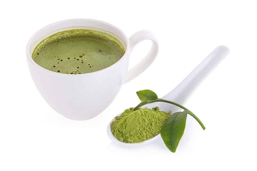Una taza de Té Verde Matcha y una cucharada de Polvo Matcha. Té Verde Matcha.