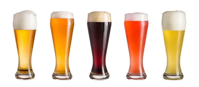 Vasos de diferentes tipos de cervezas artesanales ricas en polifenoles. Variedad de diferentes bebidas Lager.